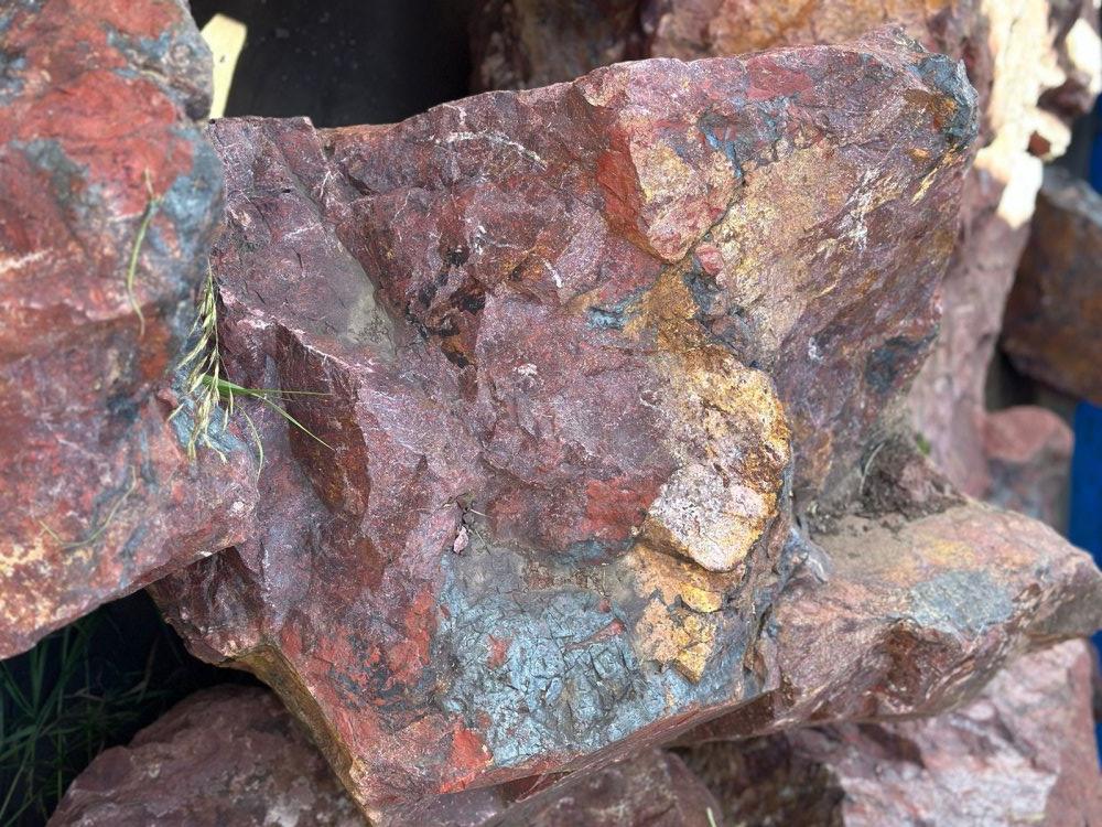 Камни для ландшафтного дизайна красно-фиолетовые 10-60 килограмм купить в Ижевске