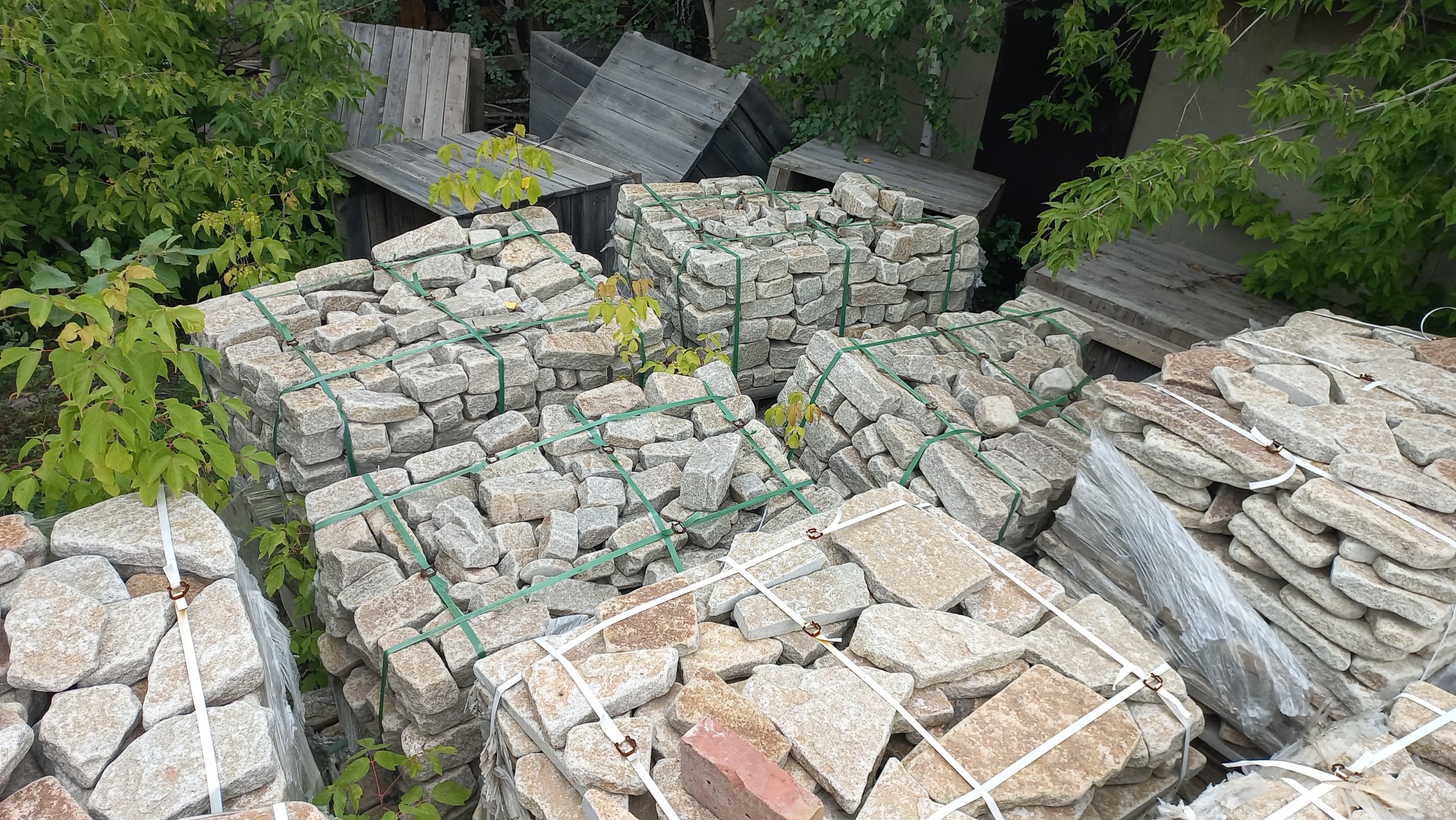 Плитняк галтованный гранитный для ландшафтного дизайна купить в Ижевске