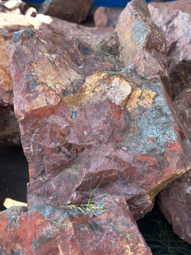 Камни для ландшафтного дизайна красно-фиолетовые 10-60 килограмм купить в Ижевске