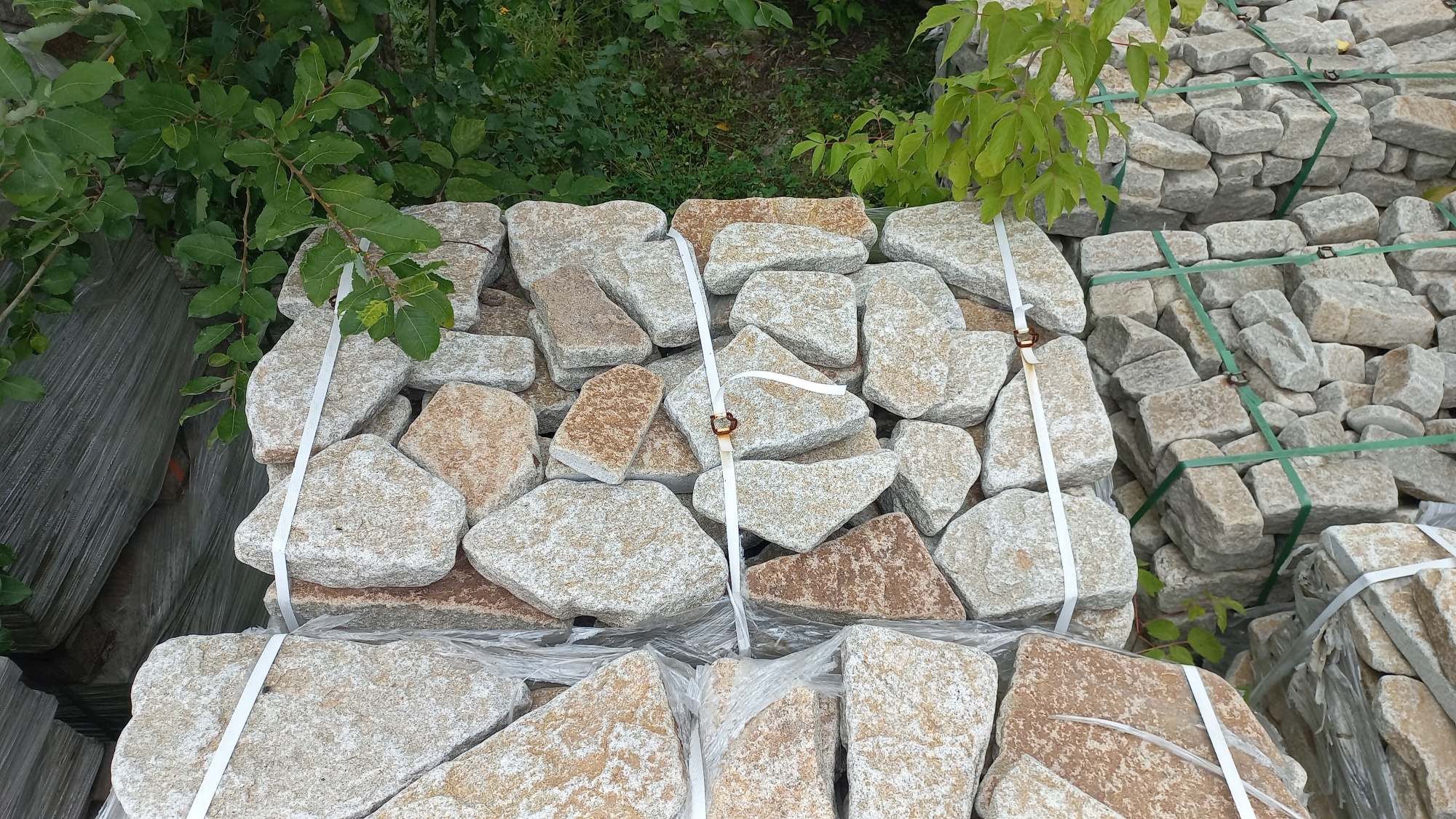 Плитняк галтованный гранитный для ландшафтного дизайна купить в Ижевске