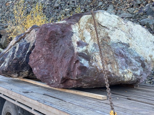 Огромные красно-фиолетовые валуны для ландшафтного дизайна весом более 5 тонн купить в Ижевске