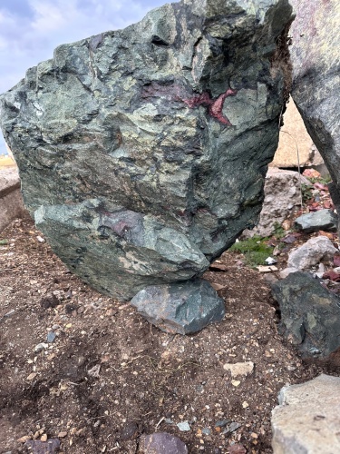 Гигантские зелёные валуны для ландшафтного дизайна весом более 5 тонн купить в Ижевске