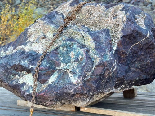 Огромные красно-фиолетовые валуны для ландшафтного дизайна весом более 5 тонн купить в Ижевске