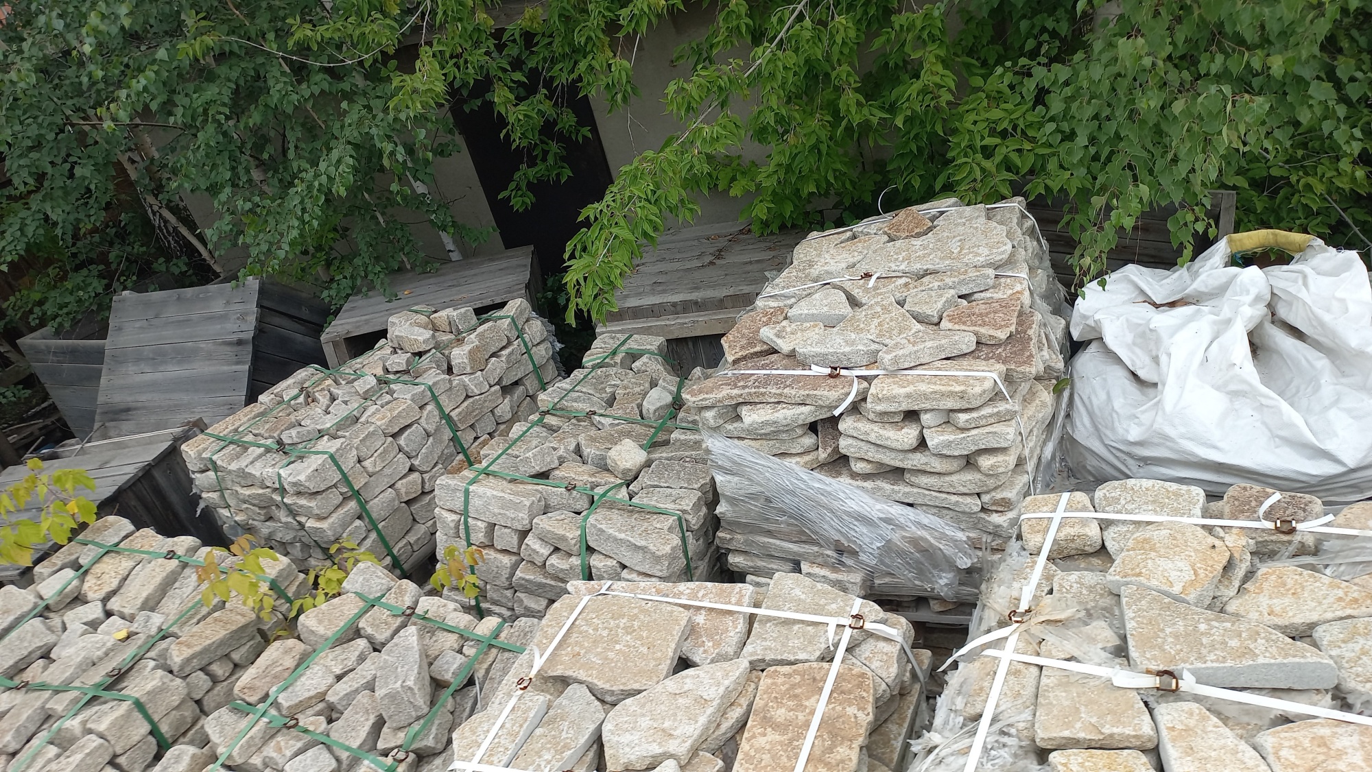 Плитняк гранитный галтованный купить в Ижевске