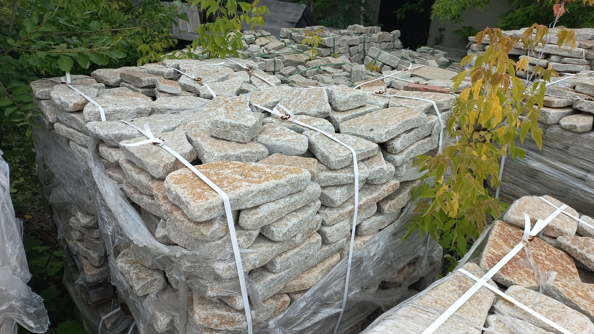 Плитняк галтованный гранитный для ландшафтного дизайна купить в Ижевске