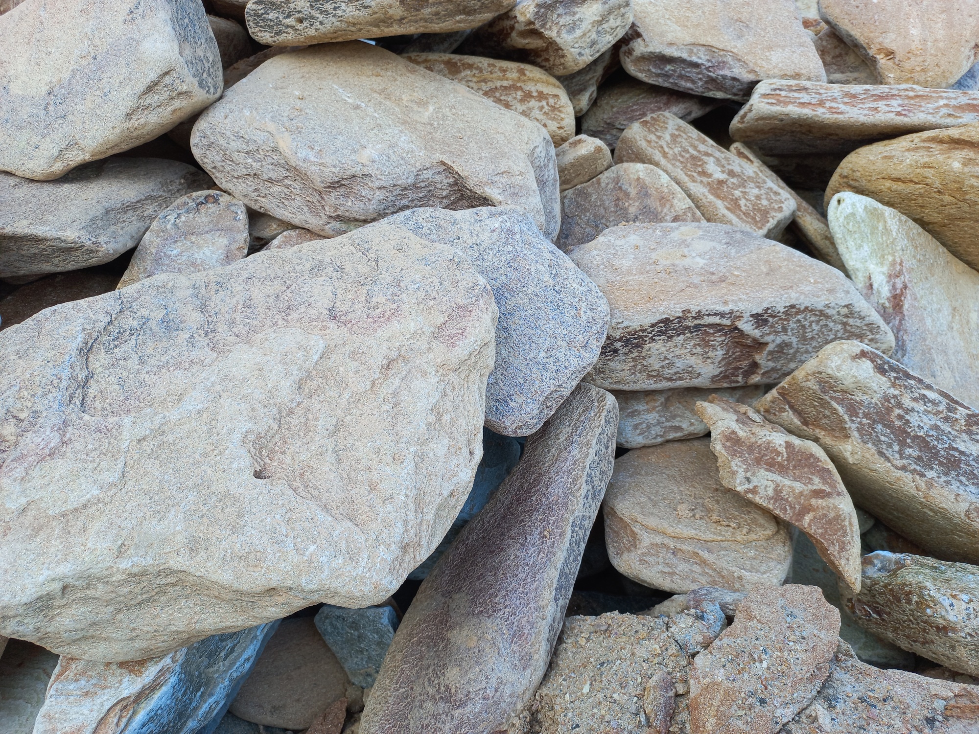 Златолит жёлтый, жёлто-зелёный глыбки и валуны для ланшафтного дизайна купить в Ижевске