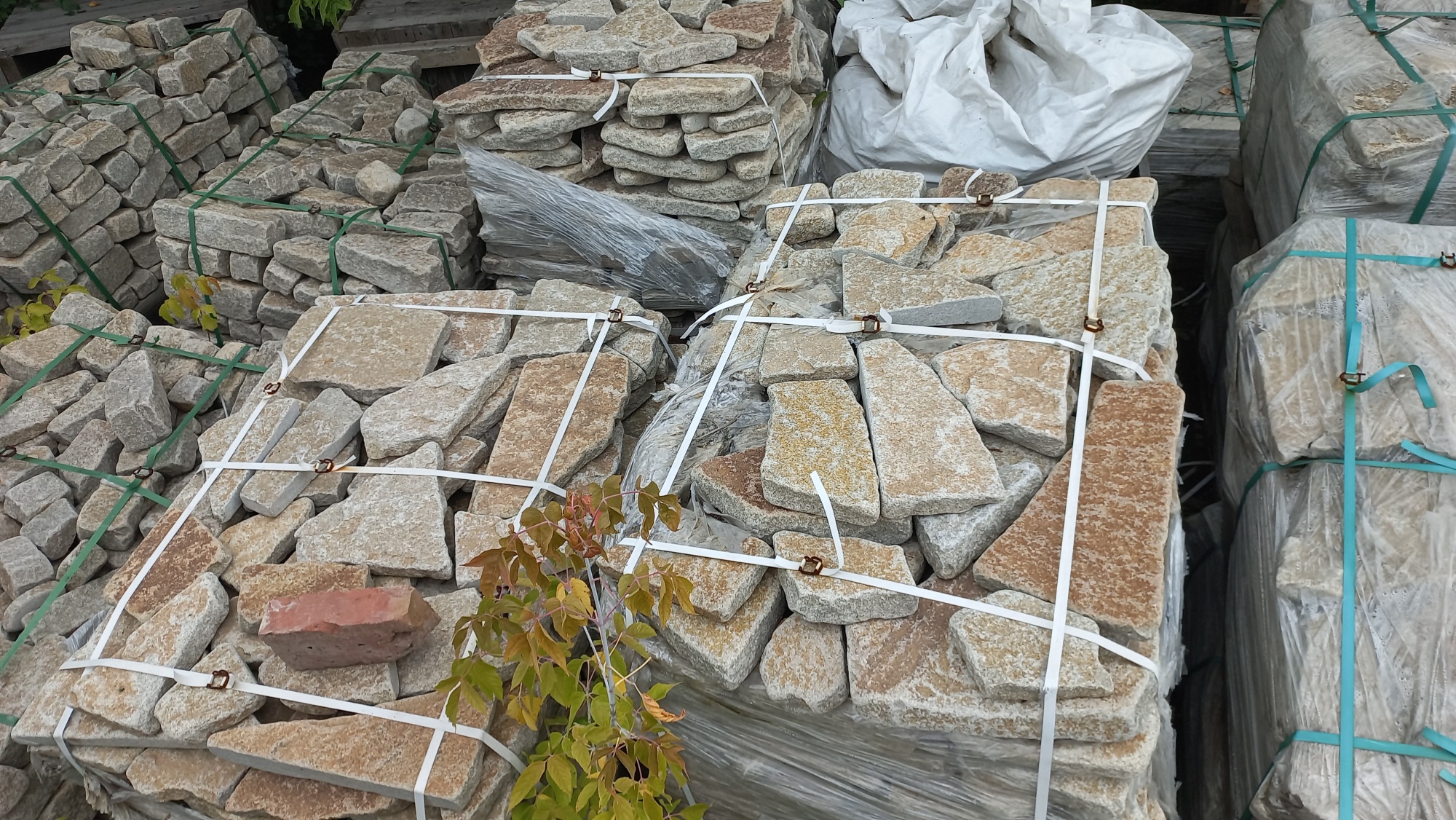 Плитняк гранитный галтованный купить в Ижевске