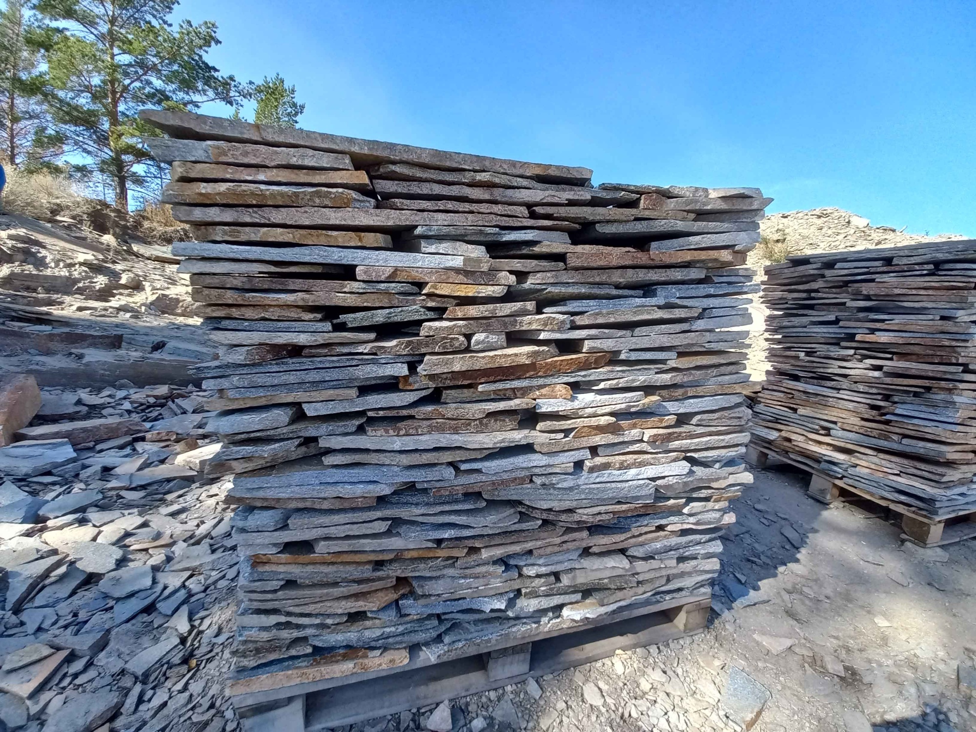 Плитняк златолит серебристый для фасада купить в Ижевске