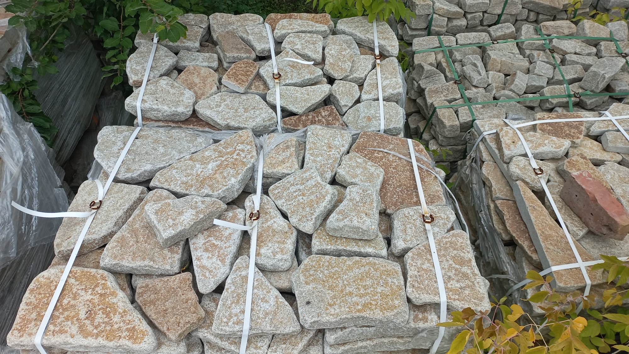 Гранитный плитняк галтованный для мощения купить в Ижевске