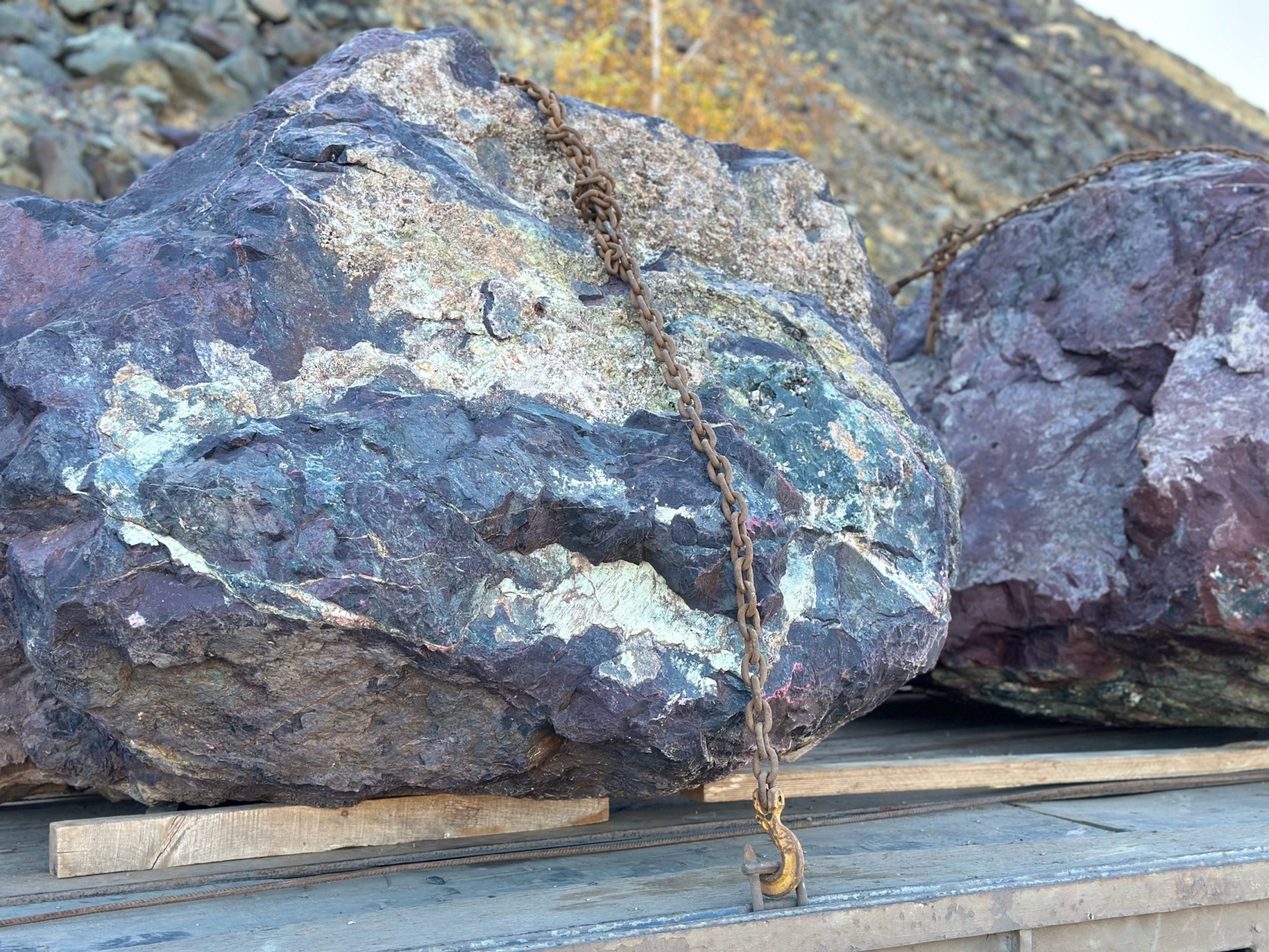 Огромные красно-фиолетовые валуны для ландшафтного дизайна весом более 5 тонн купить в Ижевске